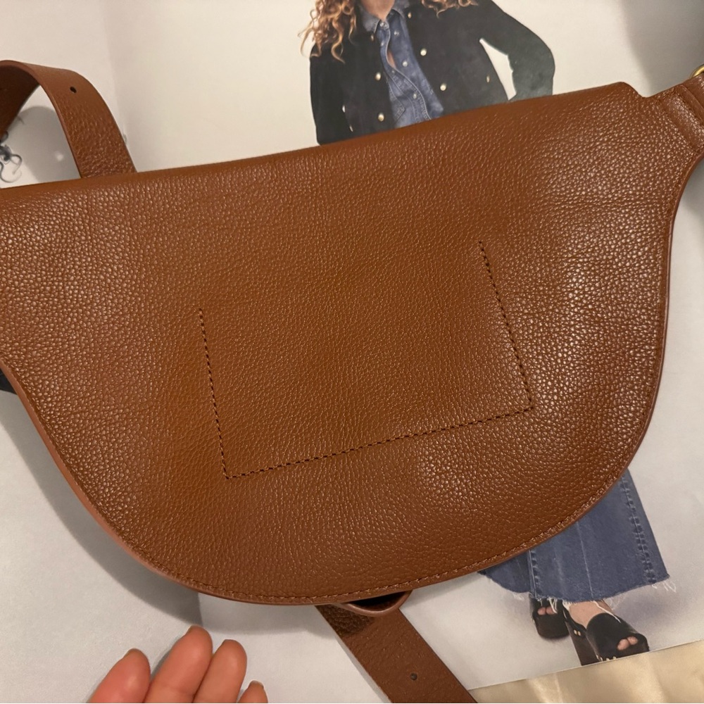 New (w/o tag) Banana Republic Bum/Crossbody Bag with Gold Clasp - Picture 6 of 7